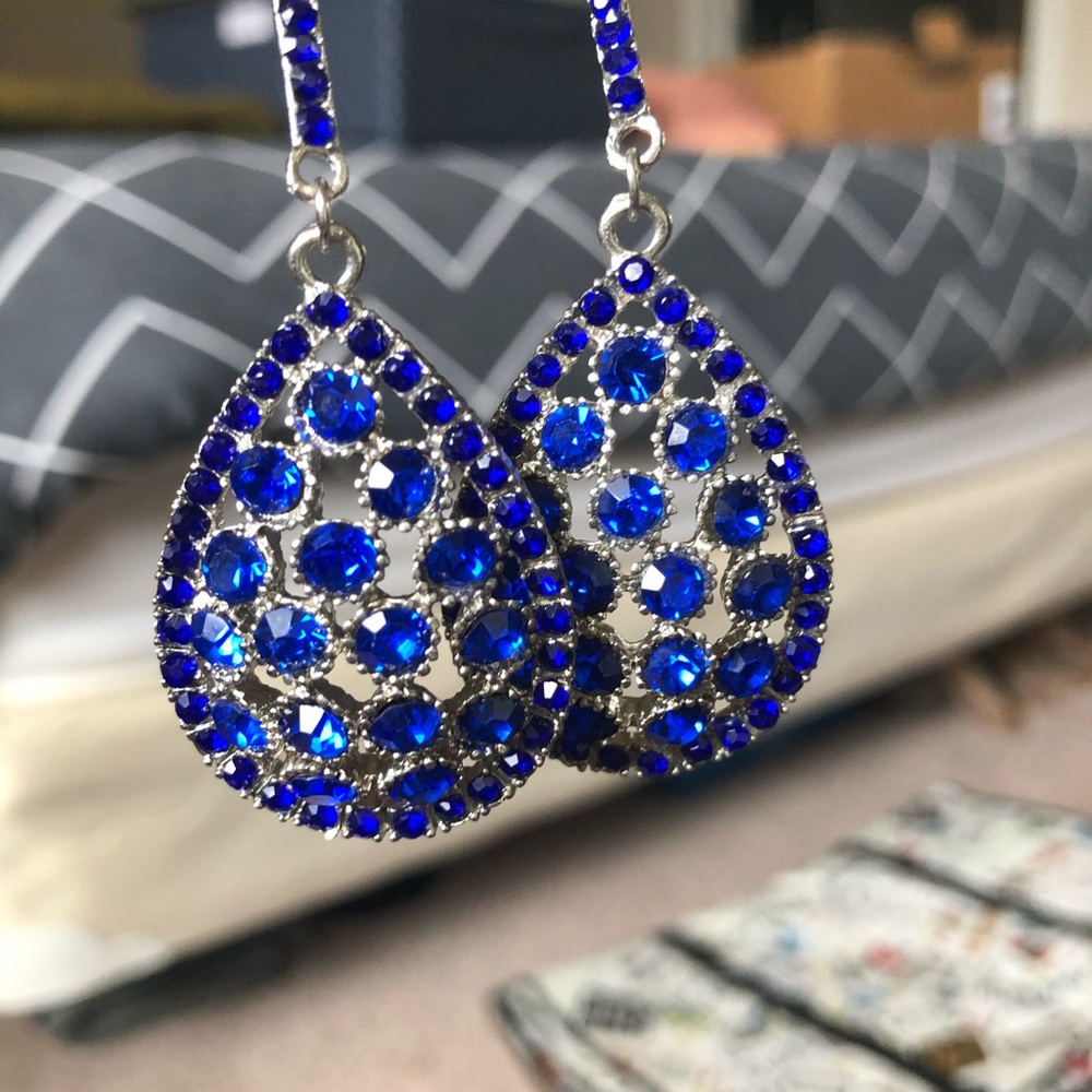 EUC gorgeous blue crystal drop earrings